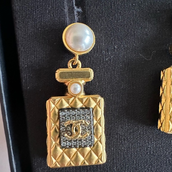 CHANEL EARRINGS - Picture 4 of 6